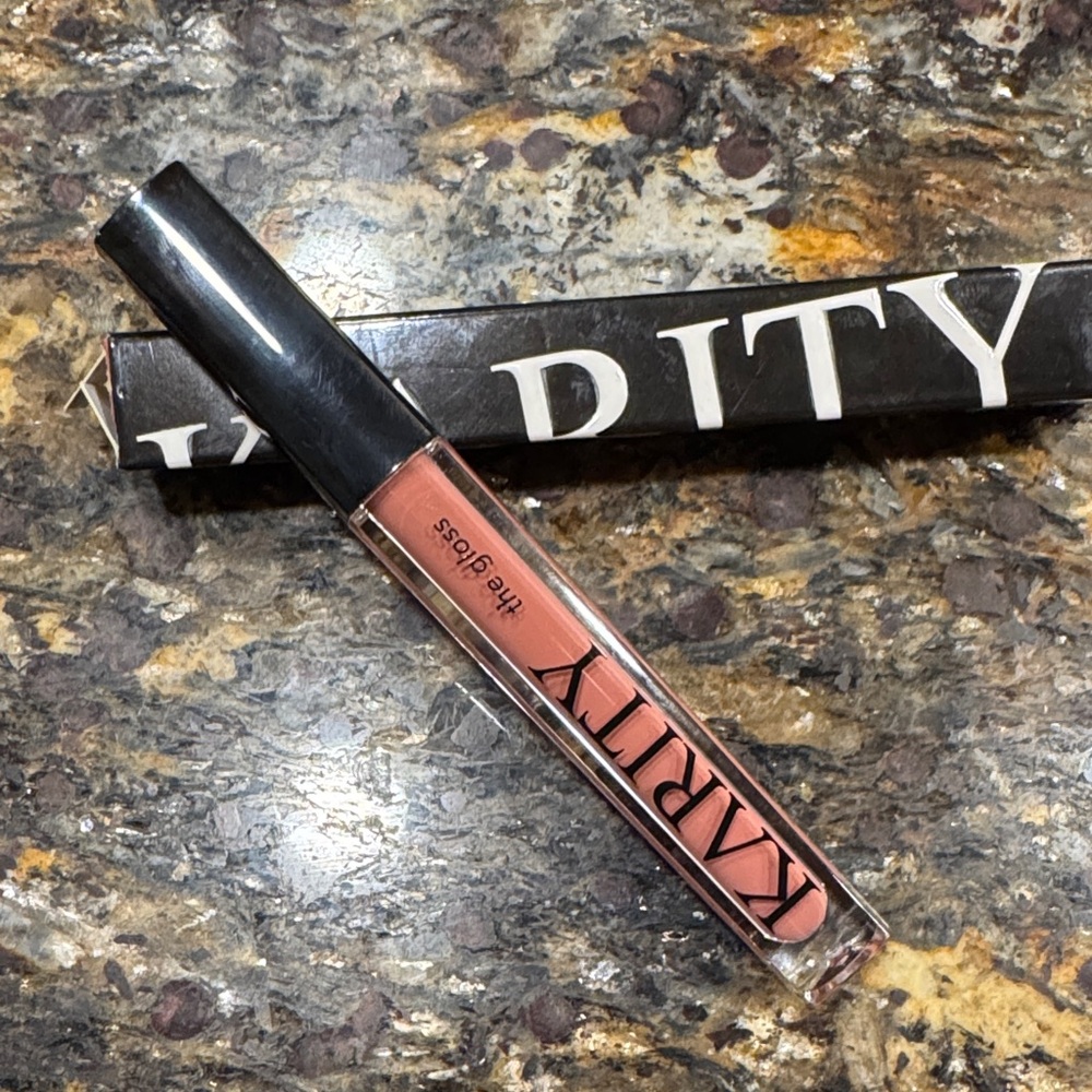 Karity Lip Gloss in Nude Brown